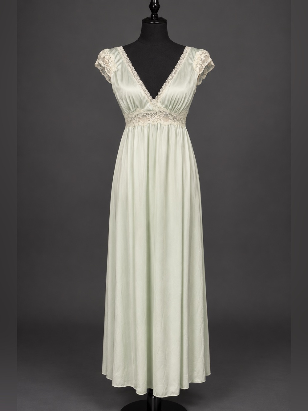 Vintage Miss Elaine pale blue slip / nightgown sleepwear. Lace trim. Small